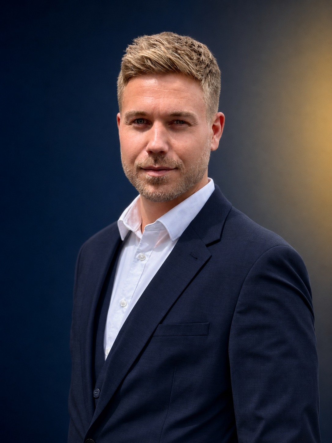 Robin Wolf, Gründer und Geschäftsführer der RWS Hausverwaltung GmbH, im blauen Anzug