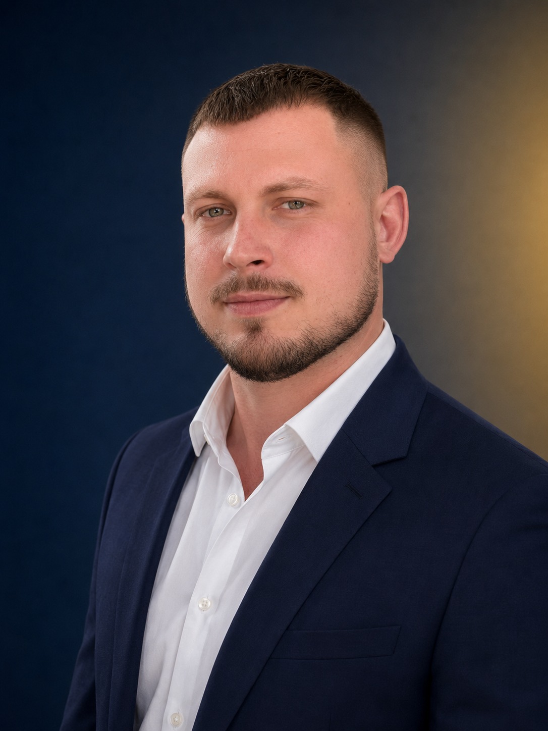 Luca Reinold, Gründer und Geschäftsführer der RWS Hausverwaltung GmbH, im grauen Anzug